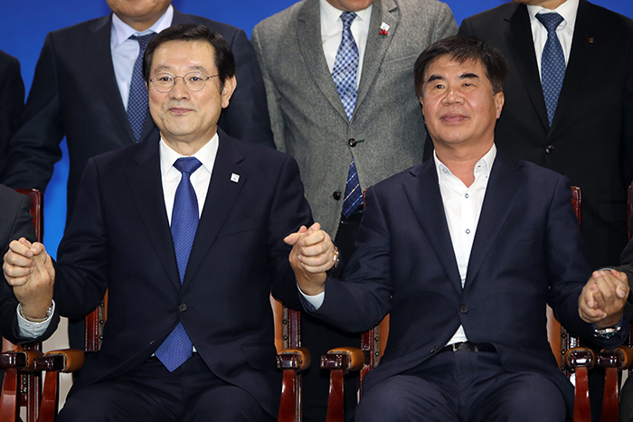 労使民政協議会が終わった後、記念撮影をする李庸燮光州市長（左）と 韓国労働組合総連盟のユン・ジョンヘ光州本部議長＝５日、光州、聨合ニュース